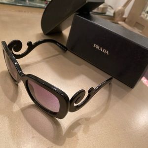 Prada like new sunglasses in excellent condition